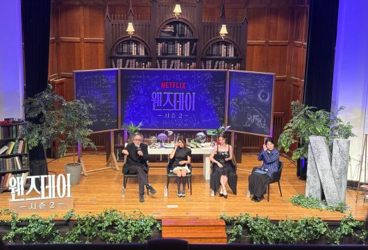 11일 저녁 서울 이화여대 중강당에서 열린 관객과의 만남. '네버모어 아카데미' 교복을 입은 국내 팬들이 자리를 가득 채웠다./김민정 기자