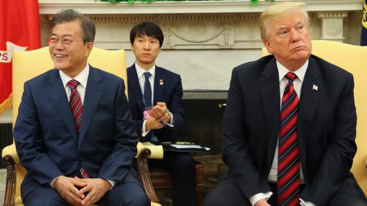 지난 2018년 5월 미국 백악관에서 열린 정상회담에서 문재인 당시 대통령(왼쪽)과 도널드 트럼프 미 대통령이 오벌 오피스에 앉아있다. /조선일보DB