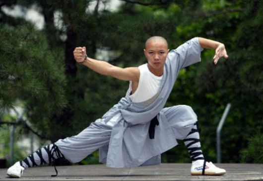 소림사 무술 청년이 쿵푸 동작을 취한 모습. /조선일보DB