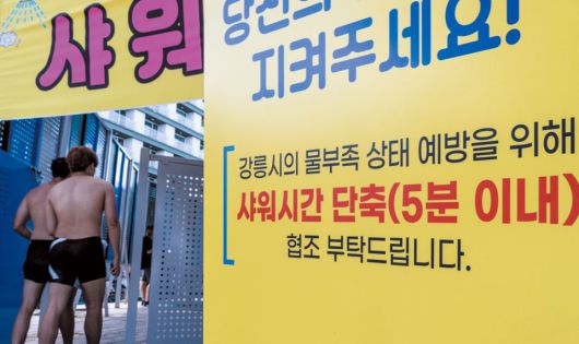 12일 오후 강원 강릉 경포해수욕장 샤워장에 '5분 이내로 샤워를 마쳐달라'는 안내문이 붙어 있다. /조인원 기자