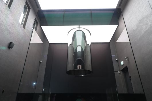 연세대가 국내 최초로 도입해 인천 송도국제캠퍼스 양자컴퓨팅센터에 설치한 IBM 양자컴퓨터 '퀀텀시스템1'./ 전기병 기자