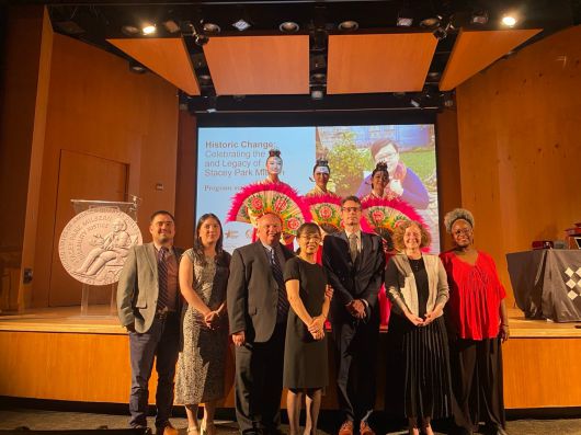 /진 밀번 제공13일 스미스소니언 국립미국사박물관에서 열린 스테이시 박 밀번 기념 쿼터 발행 기념행사에 참석한 고인의 가족과 행사 관계자 등이 한 자리에 모였다.