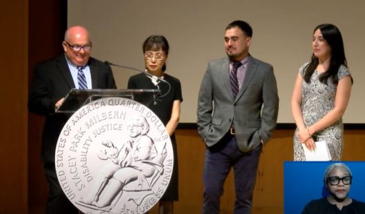 스테이시 박 밀번이 새겨진 쿼터 발행 기념식에서 인사하는 가족들. 왼쪽부터 아버지 조엘 밀번, 어머니 진 밀번, 남동생 데이비드 밀번, 여동생 제시카 밀번./스미스소니언 국립 여성사박물관 유튜브 캡처