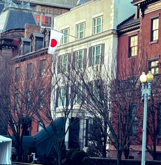 올해 2월 이시바 시게루 일본 총리의 미국 방문 당시 워싱턴 DC 블레어 하우스에 일본 국기가 게양돼 있다. /워싱턴=김은중 특파원