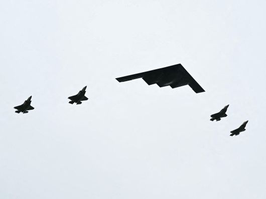 B-2 스텔스 전략폭격기와 F-35 전투기 4대가 비행하는 모습. /AFP 연합뉴스