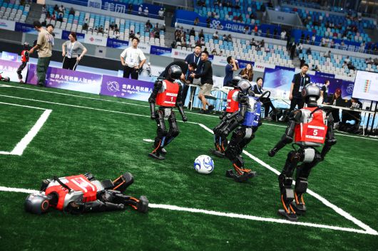 15일 중국 베이징에서 열린 휴머노이드 로봇 운동회에서 5대5 축구 경기가 열렸다. /EPA 연합뉴스