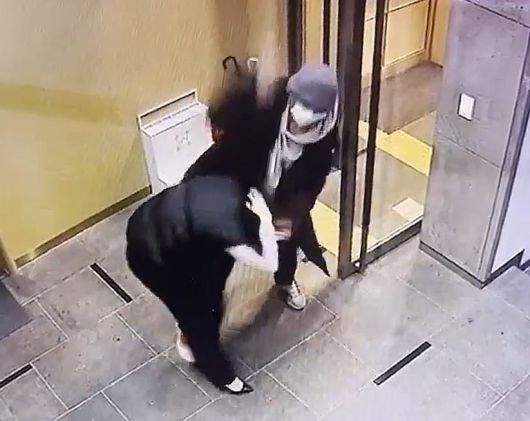 배현진 국민의힘 의원이 지난해 1월 25일 오후 5시쯤 서울 강남구 신사동의 한 건물 1층에서 중학생으로부터 머리를 가격당하는 모습이 찍힌  CCTV 화면./뉴스1