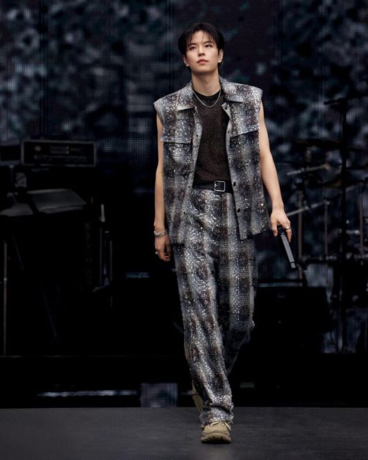 버버리의 앰버서더 승민은 버버리 시그니처 체크 패턴을 활용한 슬리브리스 셋업을 착용했다. 무대 조명에 반짝이는 스와로브스키 크리스털이 장식되었고, 메시 소재 이너를 매치하여 아티스트적인 감각을 더했다. 버버리.