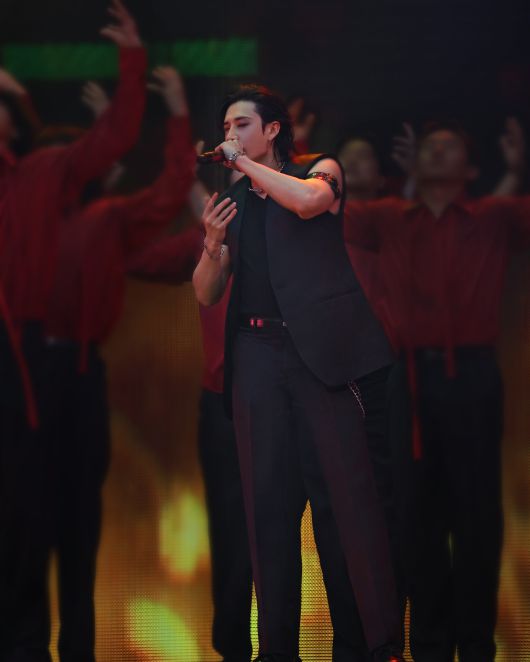 펜디는 글로벌 앰버서더 방찬을 위해 커스텀 무대 의상을 특별히 제작했다. 파리 공연에서 블랙 니트 톱에 펜디 2025-26 가을, 겨울 남성 컬렉션이 반영된 블랙 새틴 슬리브리스 수트에 레이스업 부츠와 볼 체인 디테일의 FF 스피어 네크리스를 매치했다. 펜디.