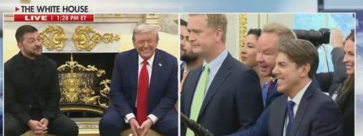 18일 열린 미국과 우크라이나 정상 회담에서  ‘리얼아메리카보이스’의 브라이언 글렌(오른쪽 가운데)이 볼로디미르 젤렌스키 우크라이나 대통령에게 복장과 관련한 말을 하고 있다./백악관