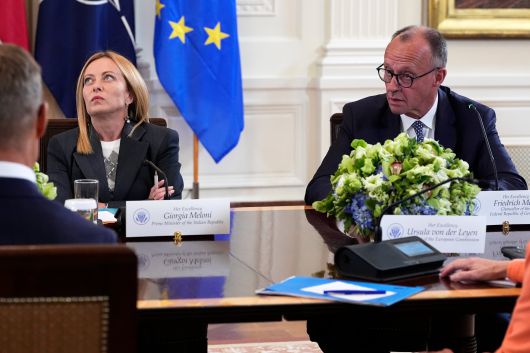 조르자 멜로니 이탈리아 총리(왼쪽)가 18일 백악관에서 프리드리히 메르츠 독일 종리가 말하자 특유의 표정을 지으며 듣고 있다. /AP 연합뉴스