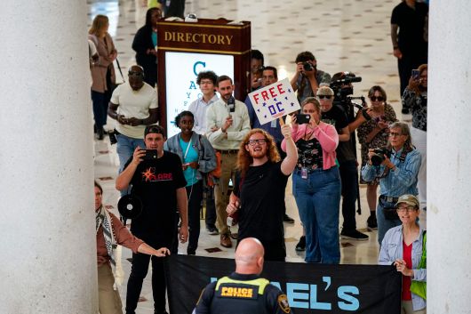 20일 워싱턴 DC 유니언 스테이션에서 연방 정부의 통제에 반대하는 시위대가 역사를 방문한 J D 밴스 부통령을 향해 구호를 외치고 있다. /AFP 연합뉴스