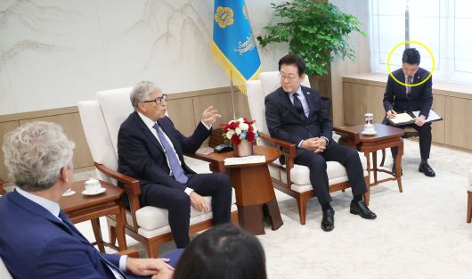 이재명 대통령이 21일 대통령실에서 빌 게이츠 게이츠재단 이사장을 접견하고 있는 가운데, 조영민 외교부 서기관(노란 원 안)이 노트패드에 발언을 받아 적고 있다. /연합뉴스