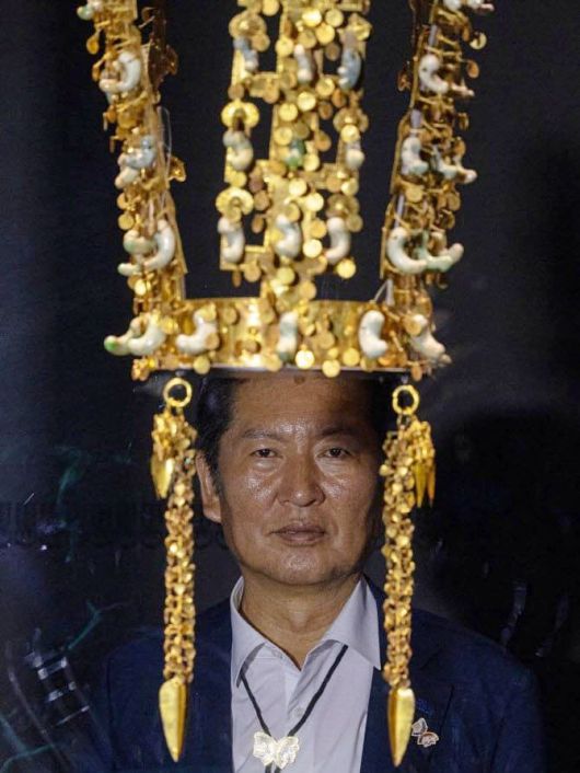 더불어민주당 정청래 대표가 지난 19일 아시아태평양경제협력체(APEC) 정상회의 개최지인 경북 경주 국립경주박물관을 방문해 신라시대 금관을 관람하고 있다. 정청래 민주당 대표는  SNS 착시기법으로 마치 천마총 금관을 쓴 듯한 사진을 찍어 자신의 소셜미디어에 올렸다 논란이 되자 삭제했다. /정청래 대표 페이스북