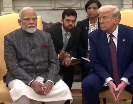 지난 2월 백악관에서 열린 도널드 트럼프 미국 대통령(오른쪽)과 나렌드라 모디 인도 총리(왼쪽)의 정상회담에서 모디 총리의 통역 담당(가운데)이 트럼프에게 인도 기자의 질문을 영어로 다시 말하고 있다. /X(옛 트위터)