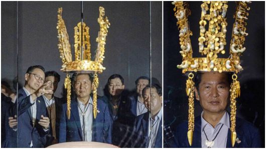 더불어민주당 정청래 대표가 지난 19일 아시아태평양경제협력체(APEC) 정상회의 개최지인 경북 경주 국립경주박물관을 방문해 신라시대 금관을 관람하고 있다. 정청래 민주당 대표는  SNS 착시기법으로 마치 천마총 금관을 쓴 듯한 사진을 찍어 자신의 소셜미디어에 올렸다 논란이 되자 삭제했다. /정청래 대표 페이스북