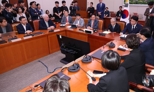 빌 게이츠 게이츠재단 이사장이 21일 서울 여의도 국회 외통위를 방문해 의원들과 토론하고 있다. /국회사진기자단