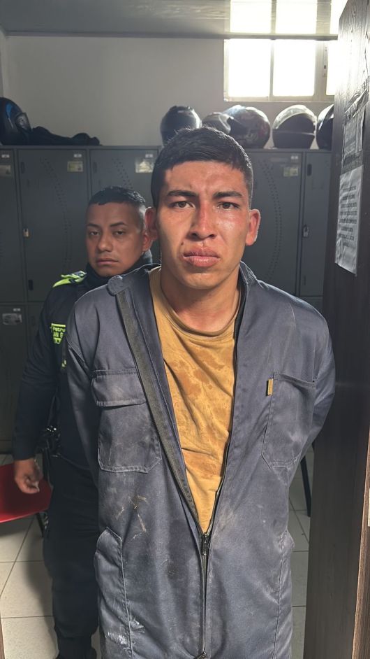 21일 콜롬비아 바예데카우카주 산티아고데칼리의 공군 기지 인근에서 발생한 차량 폭발물 테러에 가담한 용의자(오른쪽) 모습. /구스타보 페트로 콜롬비아 대통령 X