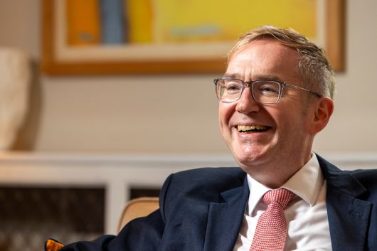 케임브리지대에서 프랑스어와 독일어를 전공하고, 현대언어학 석사 학위까지 받은 크룩스 대사. 영어부터 한국어까지 6개국어를 구사한다. /이신영 영상미디어 기자