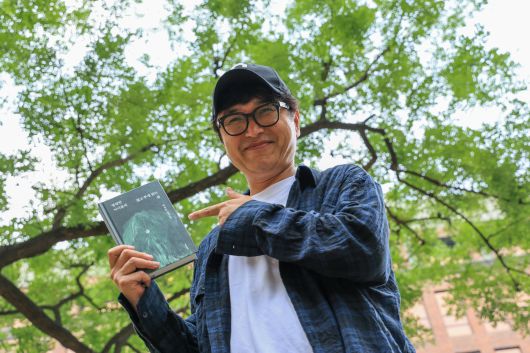 소설가 이기호가 그의 신작 장편 소설을 들어 보였다. /박성원 기자