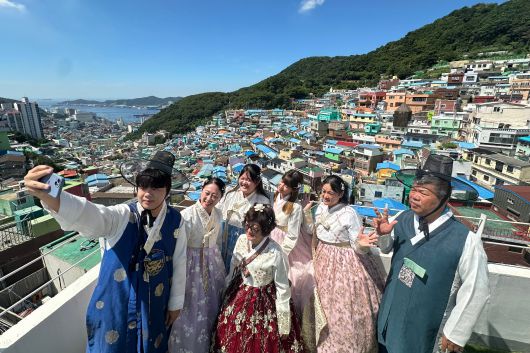 15일 오전 부산 사하구 감천문화마을을 방문한 대만 관광객 가족이 한복을 입고 기념촬영을 하고 있다. /김동환 기자