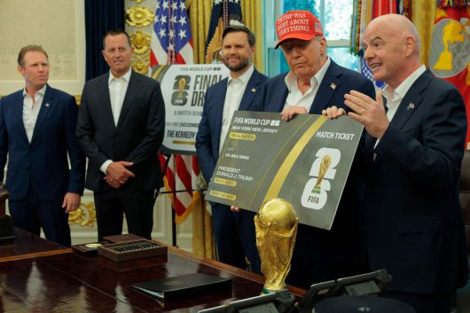 도널드 트럼프 미국 대통령(오른쪽에서 두번째)와 잔니 인판티노 국제축구연맹(FIFA) 회장(맨 오른쪽)이 23일 백악관에서 조추첨 일정 계획을 발표하고 있다. /AFP 연합뉴스