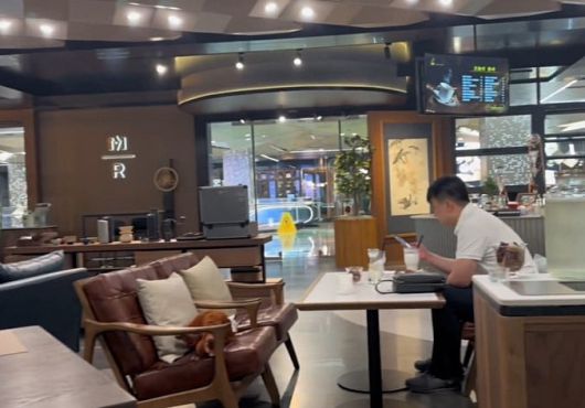 북한 평양 쇼핑몰 ‘낭랑 애국 금강관’ 안에 입점한 커피숍. 미국 스타벅스의 프리미엄 매장 리저브와 매우 닮아 있다. /뉴욕타임스 보도화면 캡처