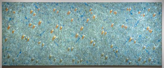 김창열의 2013년 작 ‘회귀’. 천자문 위에 물방울이 영롱하게 맺혀있는 작품이다. 다섯 살 무렵 할아버지에게 천자문을 배운 김창열은 유년 시절 습자지에 글자를 쓰던 기억을 되살리듯 화면을 천자문으로 촘촘히 채우고, 단정한 서체 위에 물방울을 배치했다. 200×500cm. 개인 소장. /국립현대미술관