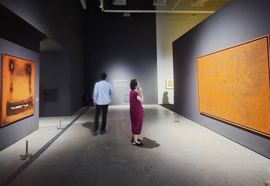 전시의 마지막, 1965년작 ‘제사’(왼쪽)와 1991년작 물방울 그림 ‘회귀’가 마주보고 있다. 36세 때 그린 ‘제사’에는 울부짖는 듯한 얼굴 형상이 거칠게 드러나 있고, 물방울을 예고하듯 원형의 총알 구멍이 있다. 그 후 26년 뒤의 ‘회귀’에선 물방울이 희미하게 지워진 글자 위에 위태롭게 매달려 있다. /허윤희 기자