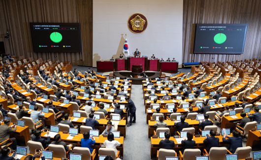 24일 오전 서울 여의도 국회에서 열린 제428회 국회(임시회) 제2차 본회의에서 노동조합 및 노동관계조정법 일부개정법률안(대안)이 재석 186인, 찬성 183인, 반대 3인, 기권 0인으로 가결되고 있다./뉴스1