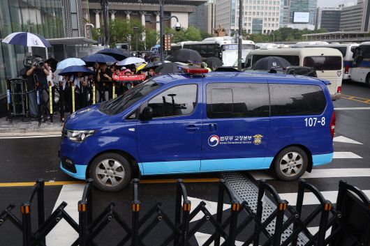 김건희 여사가 탑승한 호송차가 25일 김 여사 관련 의혹들을 수사하는 민중기 특별검사팀 사무실이 마련된 서울 종로구 KT광화문빌딩으로 들어가고 있다./연합뉴스