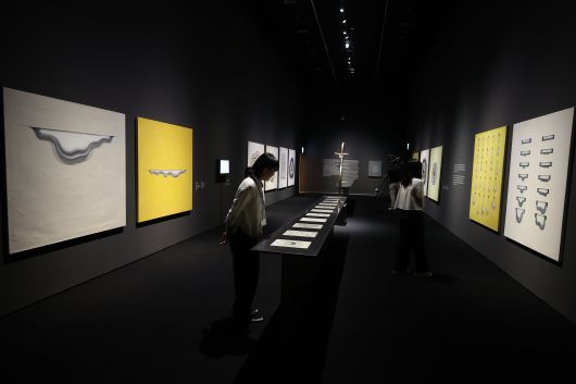 2장에 전시된 김창열의 '현상' 연작을 살펴보는 관람객들. /연합뉴스