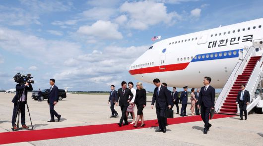 이재명 대통령이 24일 워싱턴 DC 앤드루스 공군 기지에 도착해 공군 1호기에서 내려 레드카펫 위를 걷고 있다. /연합뉴스