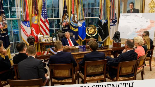 지난 18일 백악관 대통령 집무실에서 트럼프 대통령이 젤렌스키 우크라이나 대통령과 유럽 정상들이 다자회담전 회동하는 모습을 촬영한 사진./ 엑스(X·옛 트위터)
