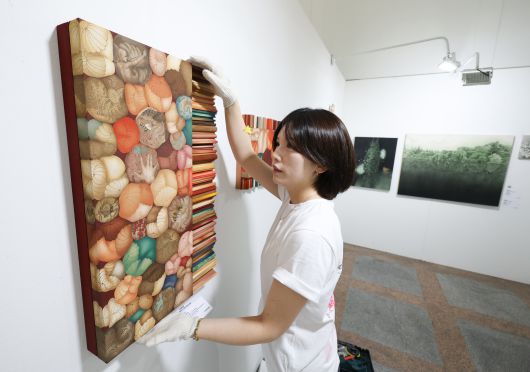 아시아프 2부 개막 하루 전인 25일 ‘문화역서울284’에서 한 작가가 작품을 설치하고 있다. /고운호 기자