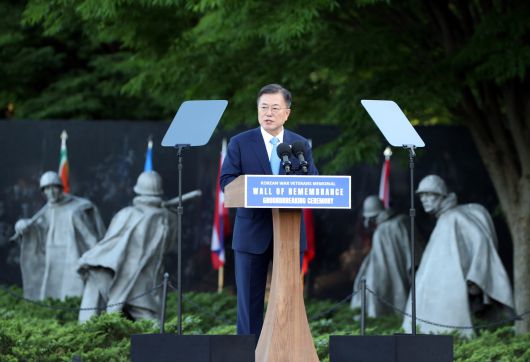 문재인 대통령이 2021년 5월 미국 워싱턴 DC의 한국전 참전용사 기념공원을 찾아 추모의 벽 착공식 축사를 하고 있다. /뉴시스