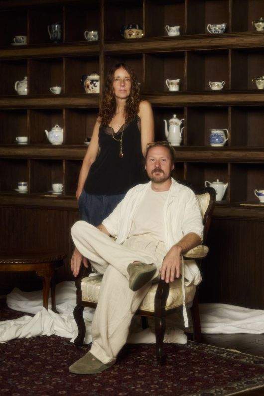 세계 265만 관객이 본 이머시브 공연 '슬립 노 모어(Sleep No More)'를 만든 영국 공연 제작사 펀치드렁크의 예술감독이자 연출가 펠릭스 배럿(흰 옷)과 협력 연출·안무가 맥신 도일. /미쓰잭슨