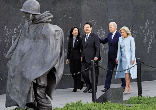 2023년 4월 윤석열 대통령과 조 바이든 미국 대통령 부부가 워싱턴 DC의 한국전 참전용사 기념공원을 찾아 둘러보고 있다. /연합뉴스
