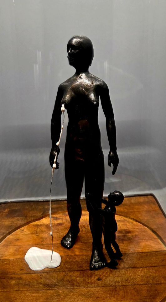 루이즈 부르주아, '나는 되돌린다(내부 요소·1999~2000)'. 젖먹이 아이가 배가 고파 엄마를 붙잡고 있지만, 젖을 주지 않고 땅바닥에 버리고 있는 '나쁜 엄마'를 표현했다. 철, 에나멜, 유리, 목재. 프랑스 샤토 라 코스트 소장. /허윤희 기자