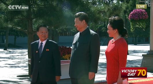 5년 전인 2020년 9월 3일 중국 베이징 톈안먼에서 열린  ‘항일전쟁 및 세계 반파시스트 전쟁 승전 70주년’(전승절) 기념행사에서 당시 최룡해 북한 노동당 비서가 참석해 시진핑 중국 국가주석 내외의 영접을 받는 모습. /중국 CCTV