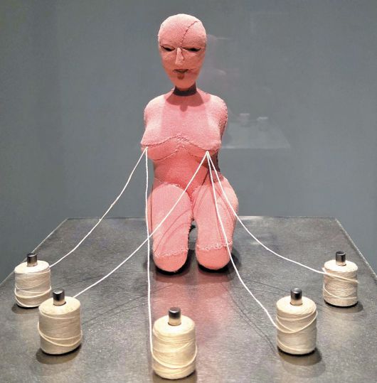 루이즈 부르주아, ‘좋은 엄마’(2003). 자식에게 모유를 먹이는 건 숭고한 일이지만, 아이에게 늘 묶여 있어야 하는 엄마의 양가적 감정을 표현했다. 천, 실, 스테인리스 스틸, 목재, 유리. 뉴욕 이스턴 재단 소장. /허윤희 기자