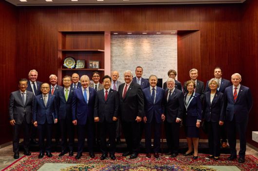 이재명 대통령이 25일워싱턴 DC의 전략국제문제연구소(CSIS)에서 오피니언 리더들과 만나 단체 사진을 촬영하고 있다. /페이스북