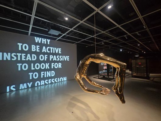 루이즈 부르주아 개인전 전시 전경. 개념미술 작가 제니 홀저가 부르주아의 텍스트를 발췌해 공간에 투사한 프로젝션 작품도 함께 전시됐다. /허윤희 기자