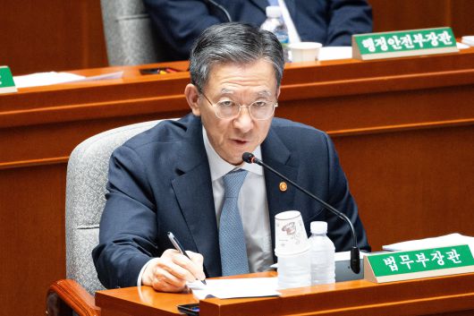 정성호 법무부 장관이 26일 서울 여의도 국회에서 열린 제428회 국회(임시회) 예산결산특별위원회 제2차 전체회의에 출석해 의원 질의에 답하고 있다./뉴스1