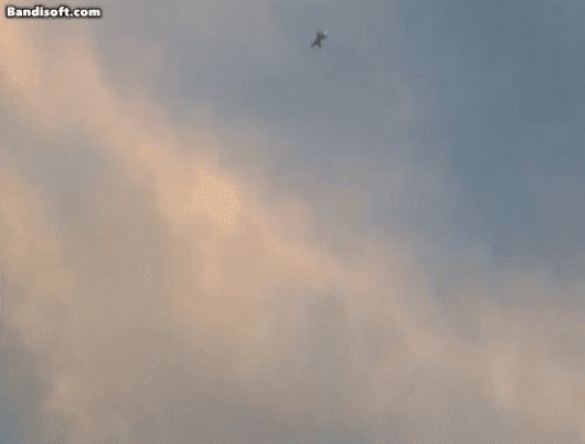 27일 폴란드 중부 라돔에서 열리는 에어쇼를 앞두고 훈련 비행하던 F-16 전투기가 추락했다./엑스