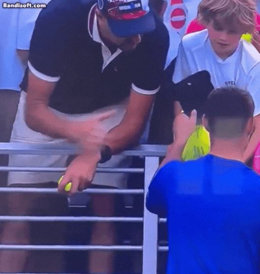 28일 US오픈에서 폴란드 테니스 스타 카밀 마이흐르작이 어린이 팬에게 건넨 모자를 뺏어가는 남성./엑스(X·옛 트위터)