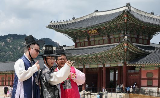 지난 29일 오후 서울 경복궁에서 외국인 관광객들이 갓을 쓰고 기념촬영을 하고 있다. /박성원 기자