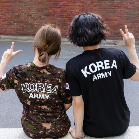 ‘대한민국 육군’ 티셔츠를 입은 커플. 두명 다, 혹은 둘중 하나가 현직 군인이나 예비역일 수 있다. 둘다 아니어도 상관 없다, 힙하니까. /인터넷 커뮤니티