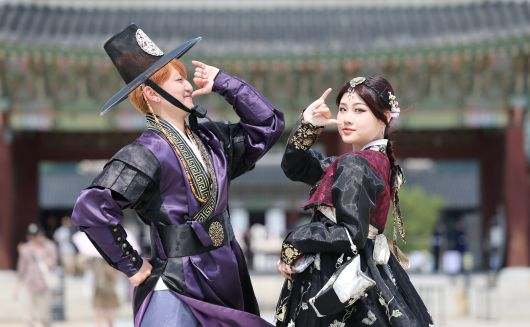 갓 쓰고 소다팝 - '케이팝 데몬 헌터스(케데헌)'의 인기가 전 세계적으로 퍼지는 가운데 29일 오후 서울 광화문에서 외국인 관광객들이 갓을 쓴 채 케데헌 노래 '소다팝' 춤을 추고 있다. /박성원 기자