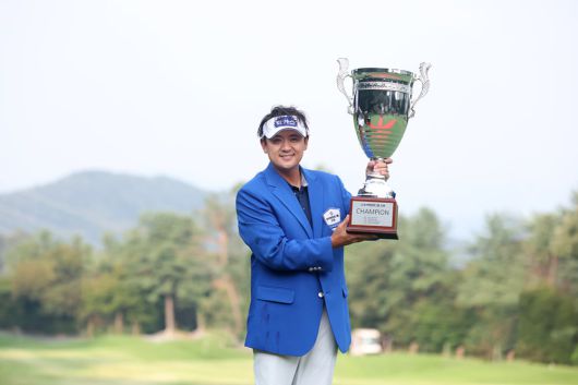 31일 동아회원권그룹 오픈 최종 라운드에서 최종 합계 21언더파 259타로 우승을 차지한 박상현이 트로피를 들고 기념 촬영을 하고 있다. /KPGA
